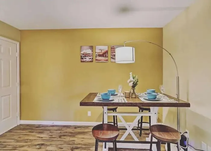 Relaxing Retreat - Walk To Shops & Trails Holiday home
