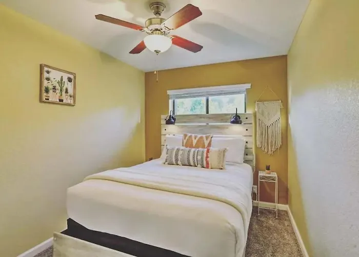 Holiday home Relaxing Retreat - Walk To Shops & Trails *